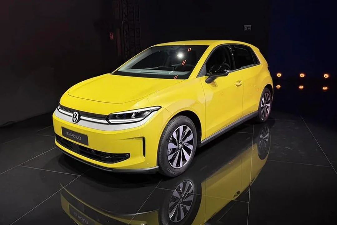 Ngắm Volkswagen Polo thuần điện: Đối thủ mới của Geely EX2 vừa b&aacute;n tại Việt Nam, sạc đầy đi được 450 km, giữ n&uacute;t bấm vật l&yacute; chiều l&ograve;ng fan- Ảnh 1.