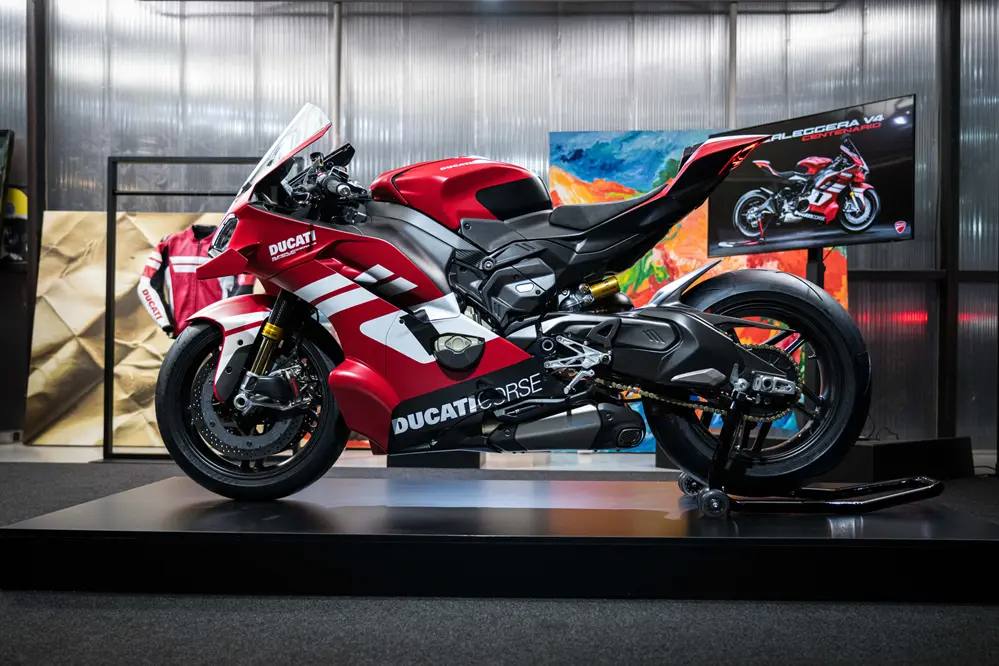 Ducati Superleggera V4 Centenario 2027 ra mắt: Lần đầu tiên xe phổ thông trang bị đĩa phanh carbon-ceramic, sản xuất giới hạn 600 chiếc toàn cầu- Ảnh 4. Ducati Superleggera V4 Centenario 2027 ra mắt: Lần đầu tiên xe phổ thông trang bị đĩa phanh carbon-ceramic, sản xuất giới hạn 600 chiếc toàn cầu- Ảnh 4.