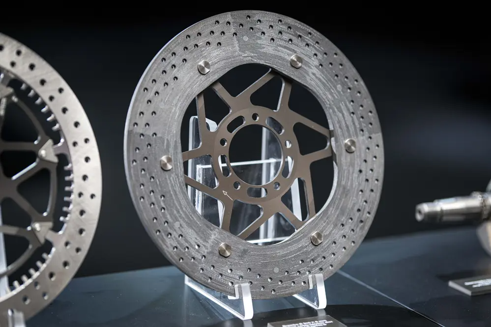 Ducati Superleggera V4 Centenario 2027 ra mắt: Lần đầu tiên xe phổ thông trang bị đĩa phanh carbon-ceramic, sản xuất giới hạn 600 chiếc toàn cầu- Ảnh 2. Ducati Superleggera V4 Centenario 2027 ra mắt: Lần đầu tiên xe phổ thông trang bị đĩa phanh carbon-ceramic, sản xuất giới hạn 600 chiếc toàn cầu- Ảnh 2.