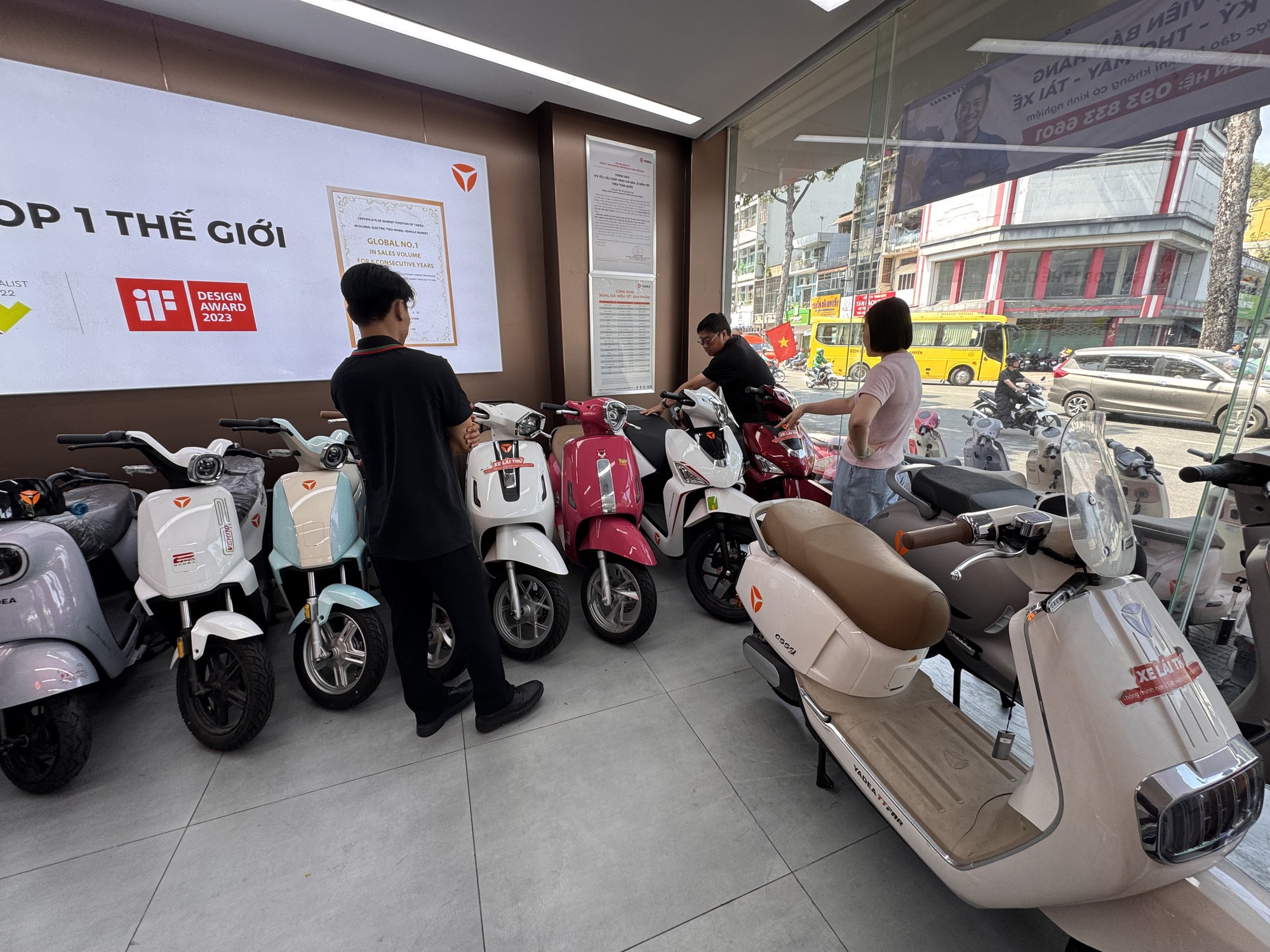 Đua nhau đi xem và mua xe máy điện trong ngày cuối tuần ở TPHCM- Ảnh 3. Đua nhau đi xem và mua xe máy điện trong ngày cuối tuần ở TPHCM- Ảnh 3.