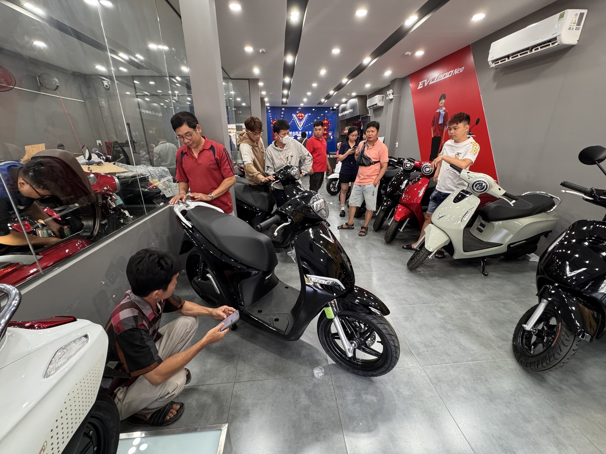 Đua nhau đi xem và mua xe máy điện trong ngày cuối tuần ở TPHCM- Ảnh 1. Đua nhau đi xem và mua xe máy điện trong ngày cuối tuần ở TPHCM- Ảnh 1.