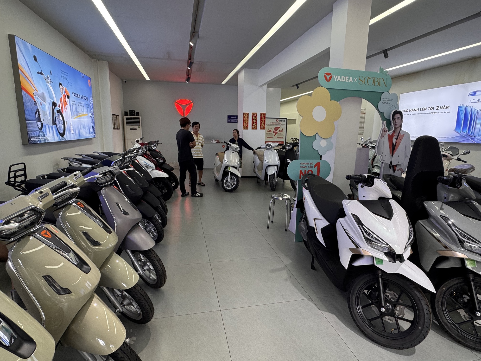 Đua nhau đi xem và mua xe máy điện trong ngày cuối tuần ở TPHCM- Ảnh 4. Đua nhau đi xem và mua xe máy điện trong ngày cuối tuần ở TPHCM- Ảnh 4.