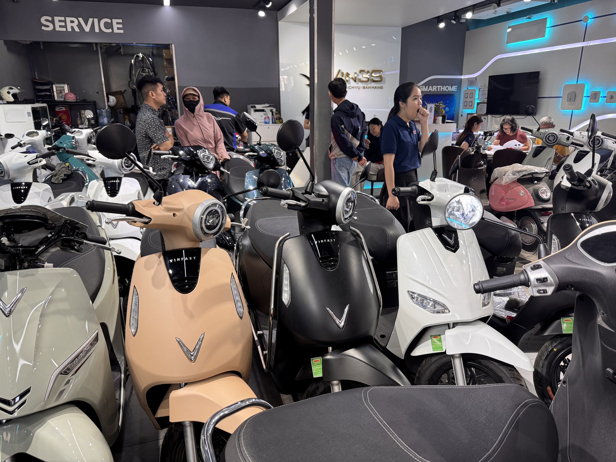 Đua nhau đi xem và mua xe máy điện trong ngày cuối tuần ở TPHCM- Ảnh 2. Đua nhau đi xem và mua xe máy điện trong ngày cuối tuần ở TPHCM- Ảnh 2.