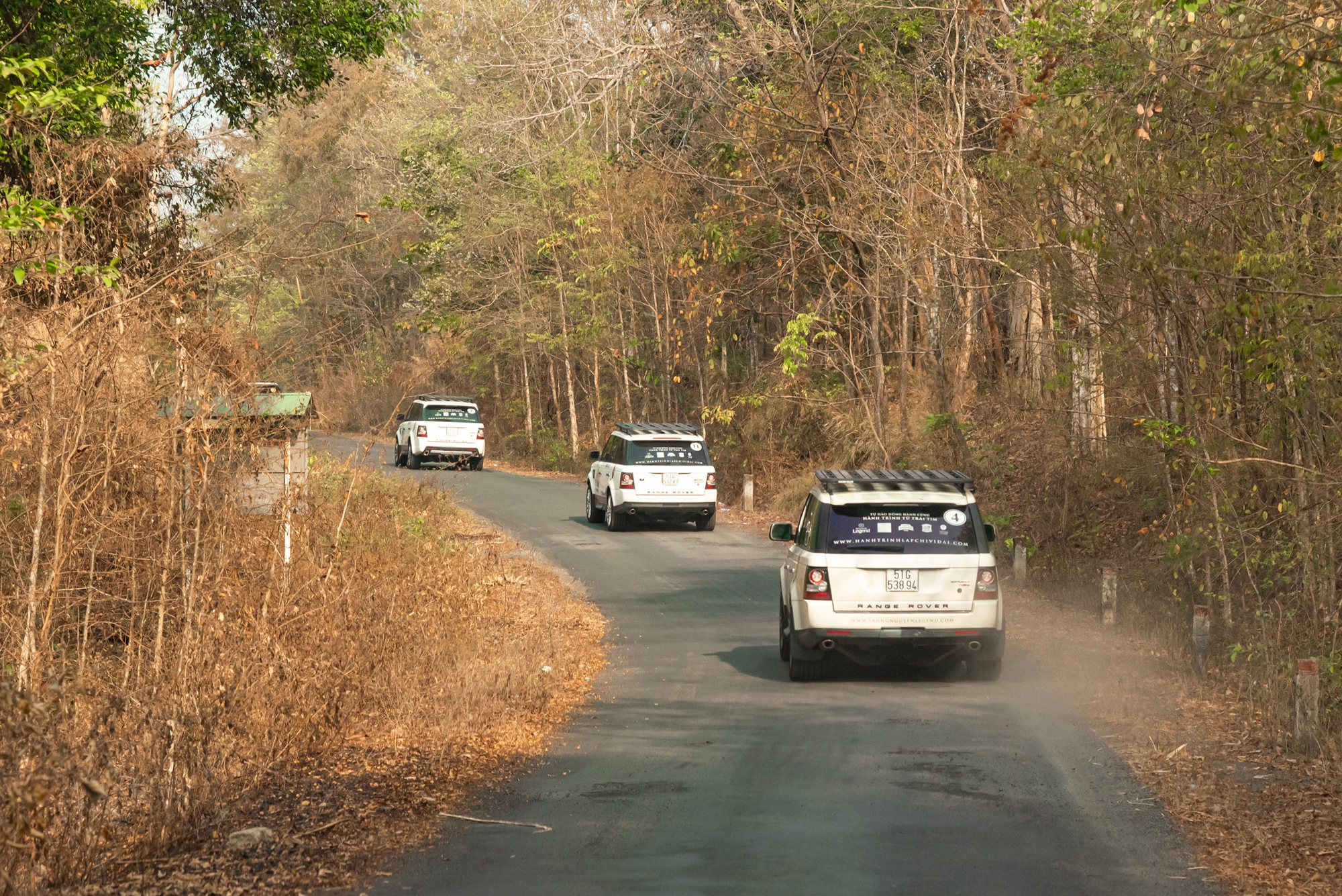 D&agrave;n Range Rover của &ocirc;ng Đặng L&ecirc; Nguy&ecirc;n Vũ vượt cả trăm km &lsquo;bụi đỏ&rsquo; khắc nghiệt ở T&acirc;y Nguy&ecirc;n tới điểm cực Ng&atilde; ba Đ&ocirc;ng Dương- Ảnh 4.