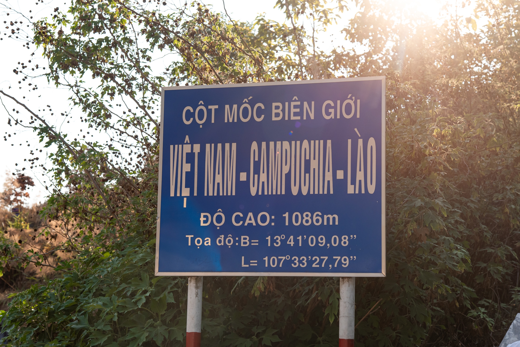 D&agrave;n Range Rover của &ocirc;ng Đặng L&ecirc; Nguy&ecirc;n Vũ vượt cả trăm km &lsquo;bụi đỏ&rsquo; khắc nghiệt ở T&acirc;y Nguy&ecirc;n tới điểm cực Ng&atilde; ba Đ&ocirc;ng Dương- Ảnh 7.