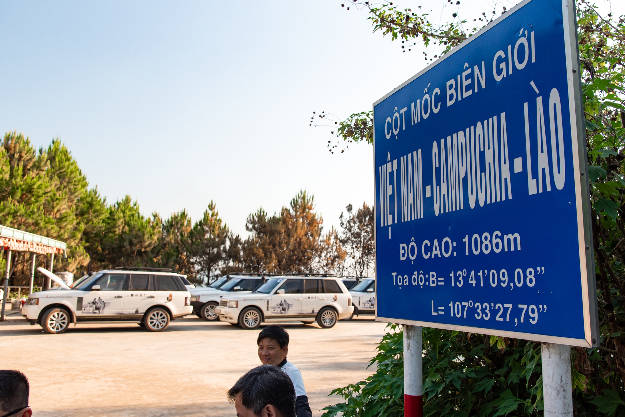 D&agrave;n Range Rover của &ocirc;ng Đặng L&ecirc; Nguy&ecirc;n Vũ vượt cả trăm km &lsquo;bụi đỏ&rsquo; khắc nghiệt ở T&acirc;y Nguy&ecirc;n tới điểm cực Ng&atilde; ba Đ&ocirc;ng Dương- Ảnh 3.