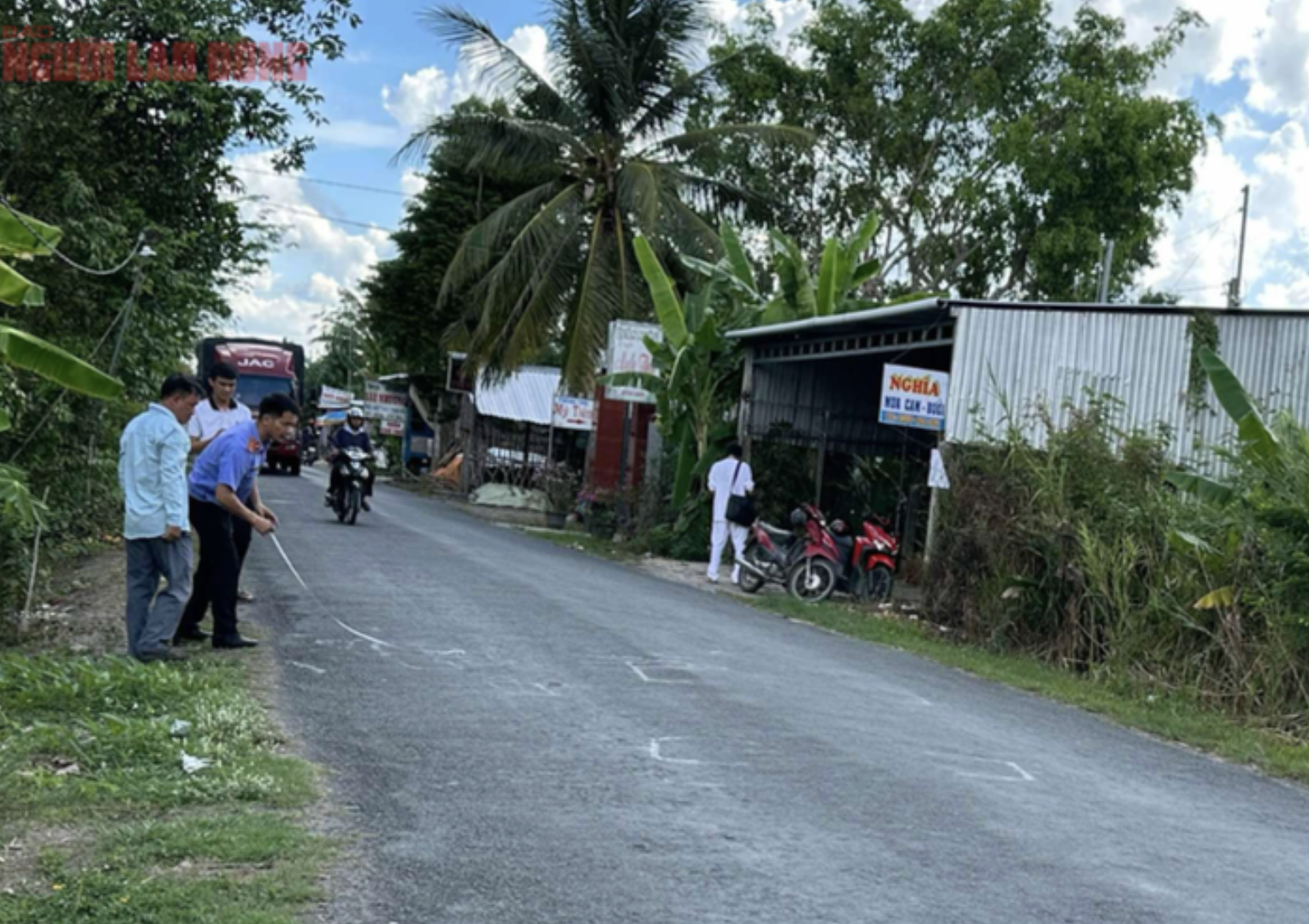 Vụ nữ sinh tử vong ở Vĩnh Long: Bạn đọc đề nghị l&agrave;m r&otilde; mối li&ecirc;n hệ giữa 2 cựu c&ocirc;ng an với t&agrave;i xế- Ảnh 2.