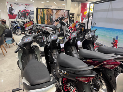 Sức mua xe máy xăng giảm mạnh- Ảnh 1. Sức mua xe máy xăng giảm mạnh- Ảnh 1.