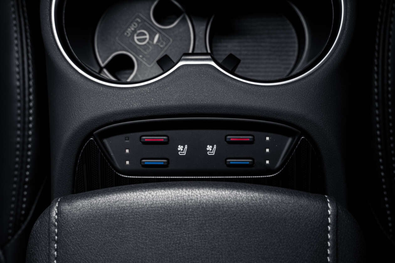 Toyota Venza 2026 ra mắt ĐNÁ: Giá quy đổi gần 2 tỷ đồng, động cơ hybrid như Camry, màn hình dễ gây tranh cãi- Ảnh 9. Toyota Venza 2026 ra mắt ĐNÁ: Giá quy đổi gần 2 tỷ đồng, động cơ hybrid như Camry, màn hình dễ gây tranh cãi- Ảnh 9.