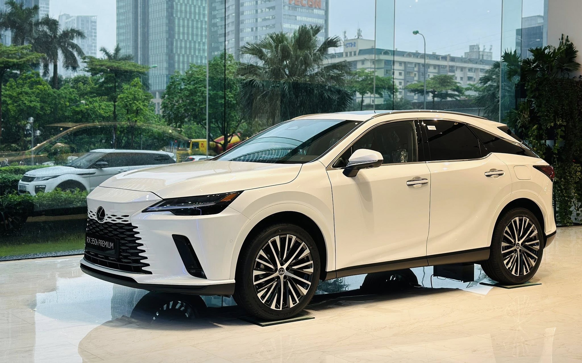 Lexus giảm giá loạt xe hybrid tại Việt Nam sau khi có thuế mới: Có mẫu giảm tới 330 triệu, hàng 'hot' RX chỉ còn từ 3,35 tỷ đồng- Ảnh 3. Lexus giảm giá loạt xe hybrid tại Việt Nam sau khi có thuế mới: Có mẫu giảm tới 330 triệu, hàng 'hot' RX chỉ còn từ 3,35 tỷ đồng- Ảnh 3.