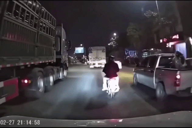 Danh t&iacute;nh t&agrave;i xế &ocirc; t&ocirc; b&aacute;n tải ch&egrave;n &eacute;p khiến 3 người tr&ecirc;n xe m&aacute;y ng&atilde; nh&agrave;o ở H&agrave; Nội- Ảnh 1.