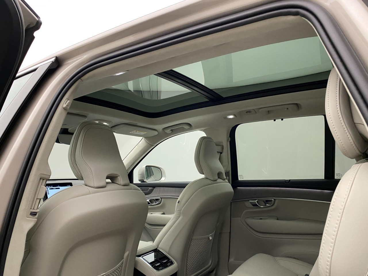 Volvo XC90 2026 dự kiến 3,579 tỷ đồng tại Việt Nam: Rẻ hơn bản cũ nửa tỷ nhưng đánh đổi động cơ, sắp ra mắt cạnh tranh X5, Q7- Ảnh 13. Volvo XC90 2026 dự kiến 3,579 tỷ đồng tại Việt Nam: Rẻ hơn bản cũ nửa tỷ nhưng đánh đổi động cơ, sắp ra mắt cạnh tranh X5, Q7- Ảnh 13.