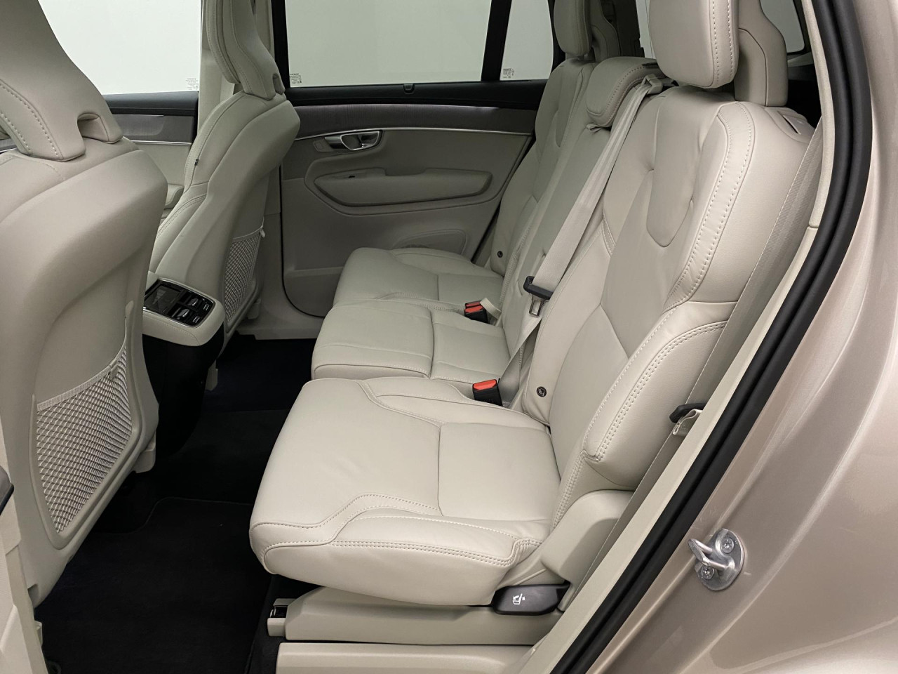 Volvo XC90 2026 dự kiến 3,579 tỷ đồng tại Việt Nam: Rẻ hơn bản cũ nửa tỷ nhưng đánh đổi động cơ, sắp ra mắt cạnh tranh X5, Q7- Ảnh 12. Volvo XC90 2026 dự kiến 3,579 tỷ đồng tại Việt Nam: Rẻ hơn bản cũ nửa tỷ nhưng đánh đổi động cơ, sắp ra mắt cạnh tranh X5, Q7- Ảnh 12.