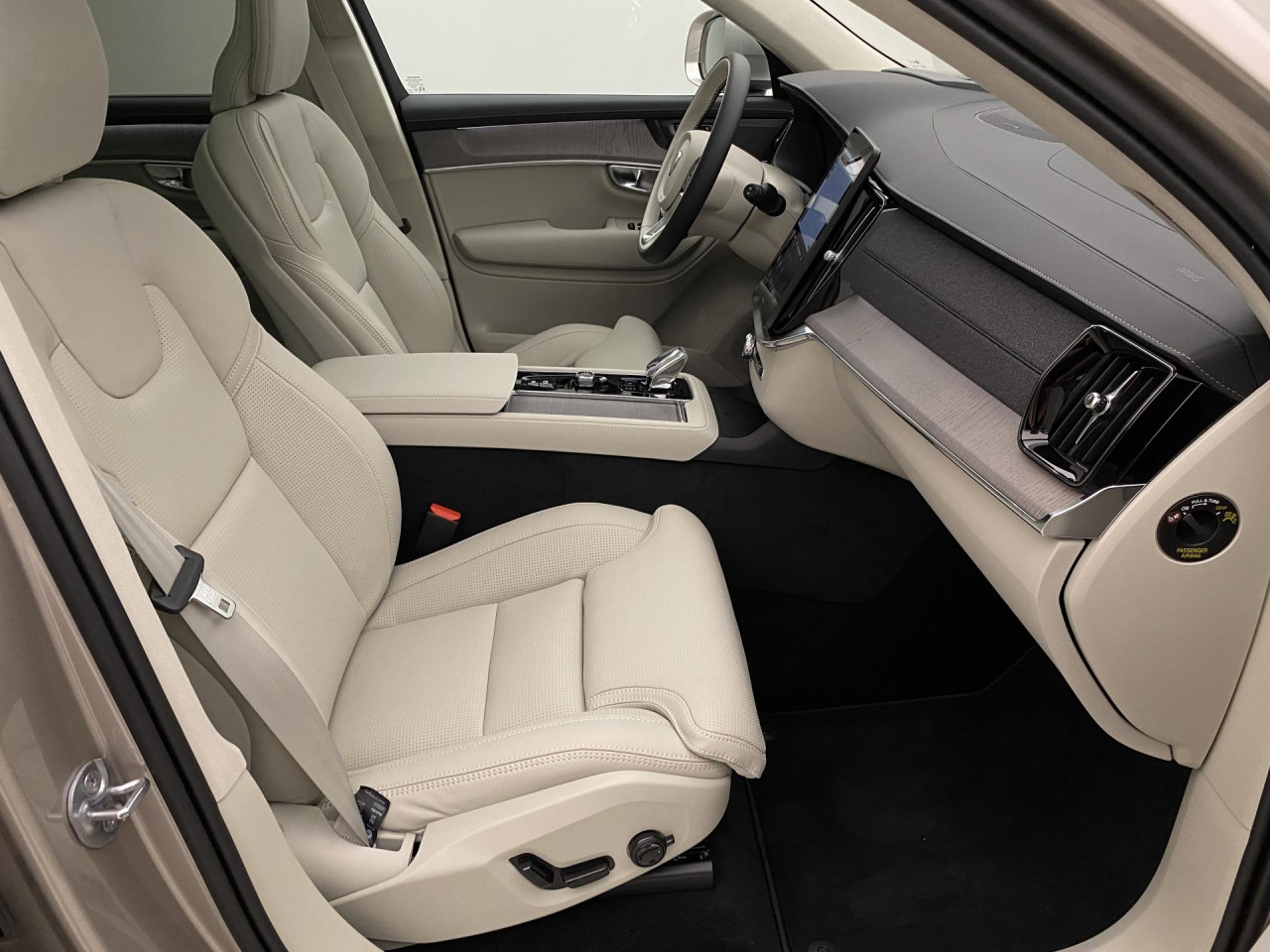 Volvo XC90 2026 dự kiến 3,579 tỷ đồng tại Việt Nam: Rẻ hơn bản cũ nửa tỷ nhưng đánh đổi động cơ, sắp ra mắt cạnh tranh X5, Q7- Ảnh 11. Volvo XC90 2026 dự kiến 3,579 tỷ đồng tại Việt Nam: Rẻ hơn bản cũ nửa tỷ nhưng đánh đổi động cơ, sắp ra mắt cạnh tranh X5, Q7- Ảnh 11.