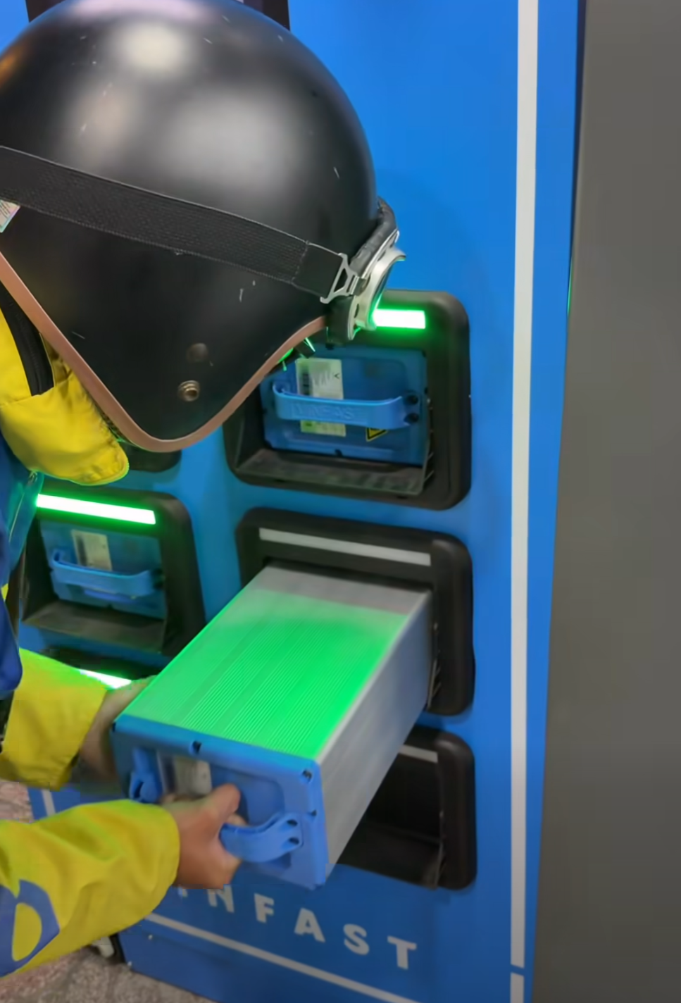 Đổi pin xe điện giờ nhanh như thế này thì sao phải đi xe xăng nữa nhỉ?- Ảnh 2. Đổi pin xe điện giờ nhanh như thế này thì sao phải đi xe xăng nữa nhỉ?- Ảnh 2.