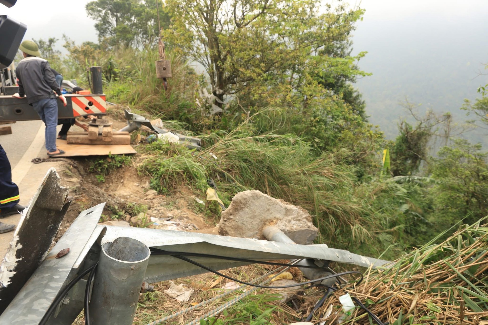 Vụ xe khách chở đoàn nhân viên ngân hàng lao xuống vực ở Tam Đảo: Danh sách các nạn nhân- Ảnh 4. Vụ xe khách chở đoàn nhân viên ngân hàng lao xuống vực ở Tam Đảo: Danh sách các nạn nhân- Ảnh 4.