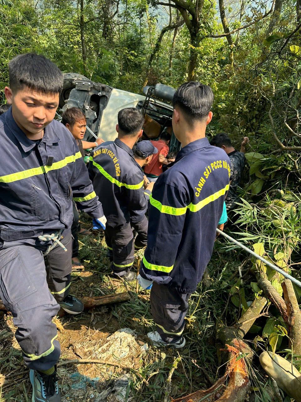 Vụ xe khách chở đoàn nhân viên ngân hàng lao xuống vực ở Tam Đảo: Danh sách các nạn nhân- Ảnh 2. Vụ xe khách chở đoàn nhân viên ngân hàng lao xuống vực ở Tam Đảo: Danh sách các nạn nhân- Ảnh 2.