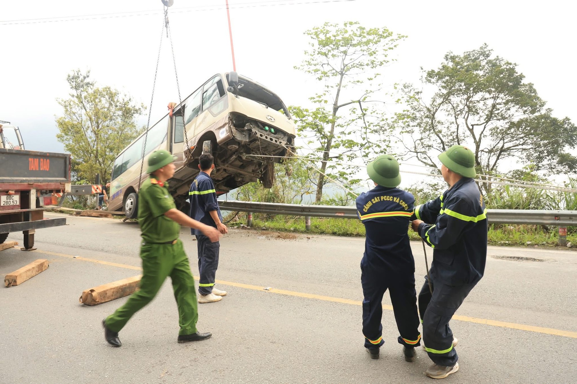 Vụ xe khách chở đoàn nhân viên ngân hàng lao xuống vực ở Tam Đảo: Danh sách các nạn nhân- Ảnh 6. Vụ xe khách chở đoàn nhân viên ngân hàng lao xuống vực ở Tam Đảo: Danh sách các nạn nhân- Ảnh 6.