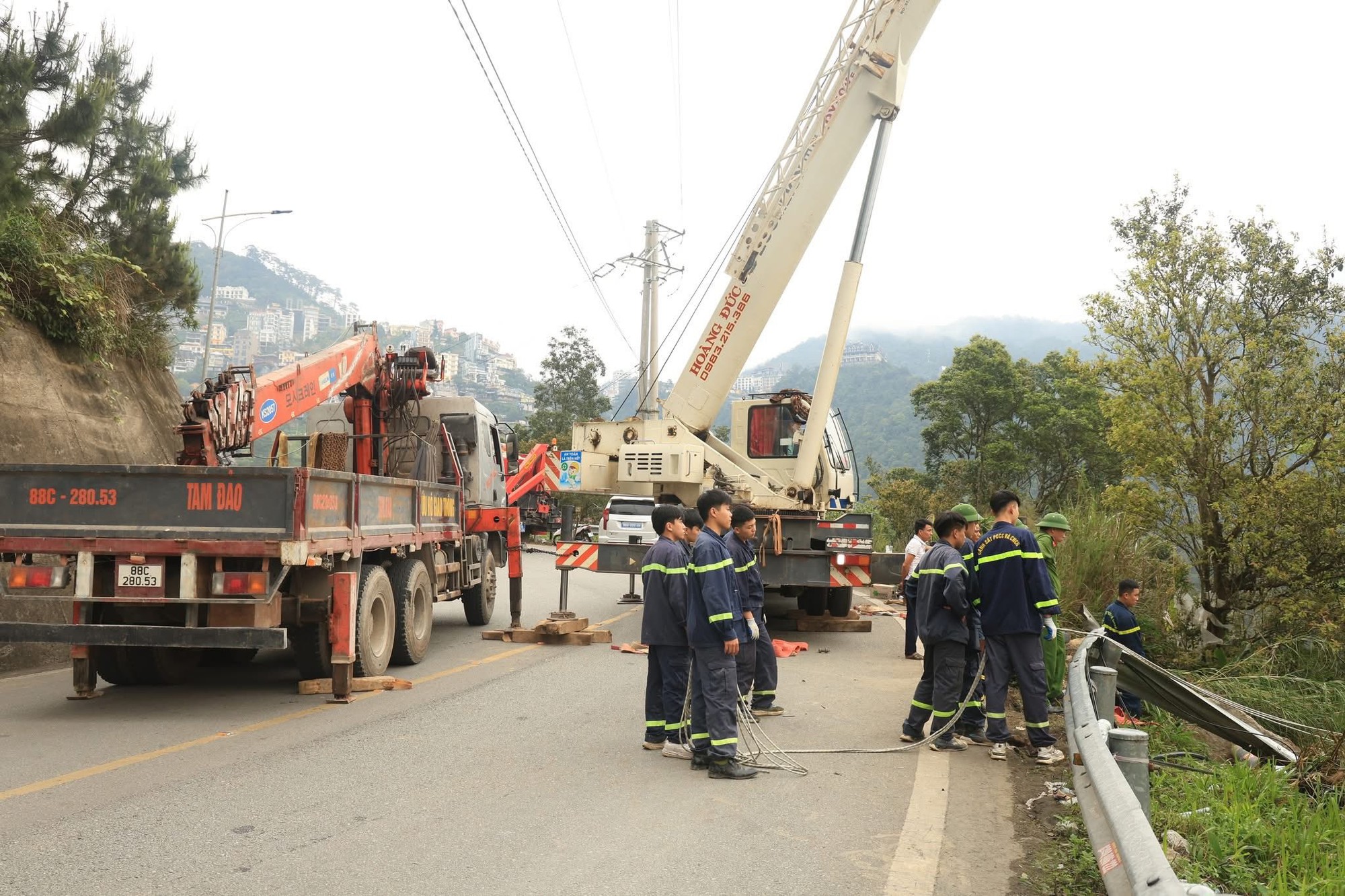 Vụ xe khách chở đoàn nhân viên ngân hàng lao xuống vực ở Tam Đảo: Danh sách các nạn nhân- Ảnh 5. Vụ xe khách chở đoàn nhân viên ngân hàng lao xuống vực ở Tam Đảo: Danh sách các nạn nhân- Ảnh 5.