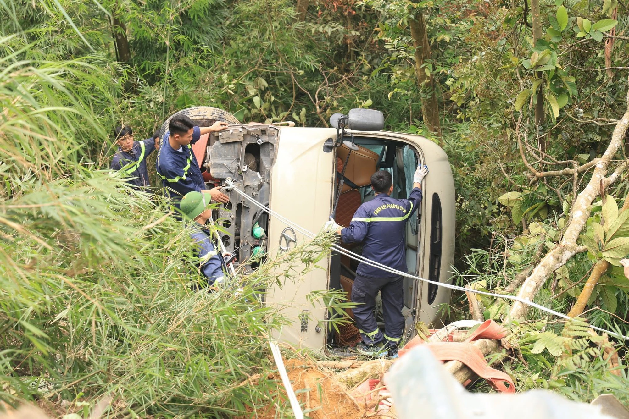 Vụ xe khách chở đoàn nhân viên ngân hàng lao xuống vực ở Tam Đảo: Danh sách các nạn nhân- Ảnh 1. Vụ xe khách chở đoàn nhân viên ngân hàng lao xuống vực ở Tam Đảo: Danh sách các nạn nhân- Ảnh 1.