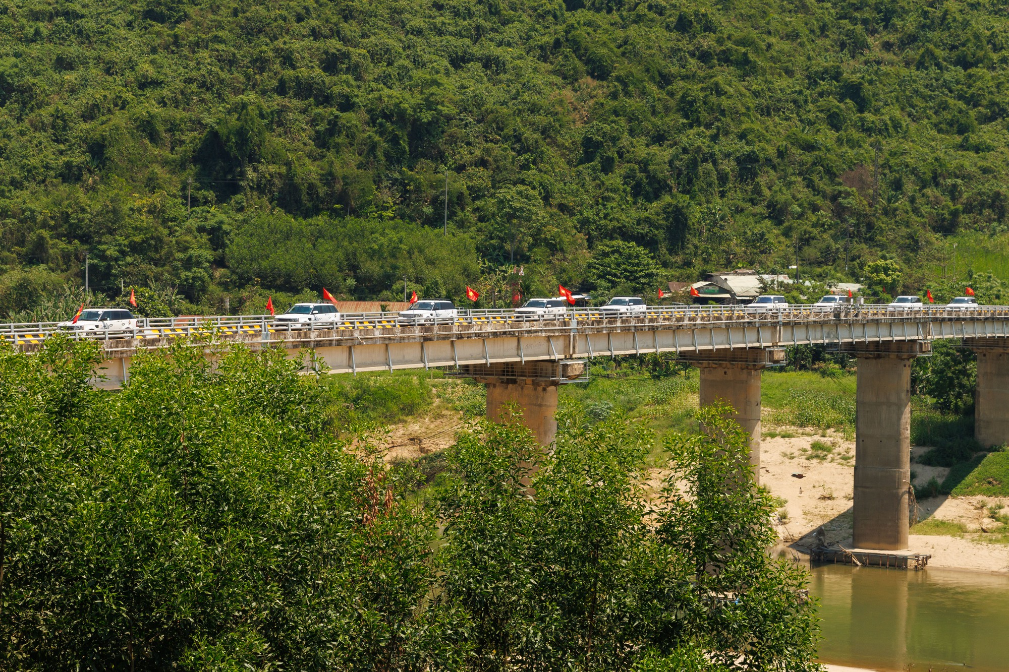 Rời đại ng&agrave;n T&acirc;y Nguy&ecirc;n, d&agrave;n 16 xe Range Rover dừng ch&acirc;n tại Đ&agrave; Nẵng, chuẩn bị cho chặng đường hướng tới Thủ đ&ocirc;- Ảnh 7.