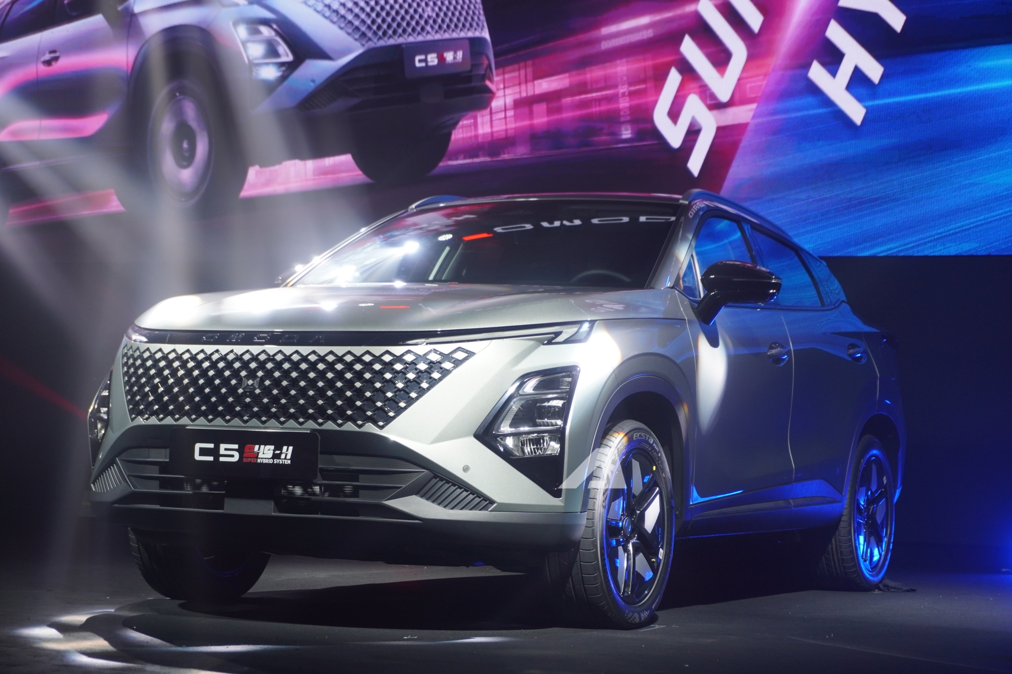 Omoda C5 SHS ra mắt Việt Nam: Gi&aacute; khởi điểm 599 triệu đồng, trang bị AI, sạc v&agrave; đổ đầy xăng đi hơn 1.000km, phả hơi n&oacute;ng v&agrave;o Toyota Corolla Cross- Ảnh 3.