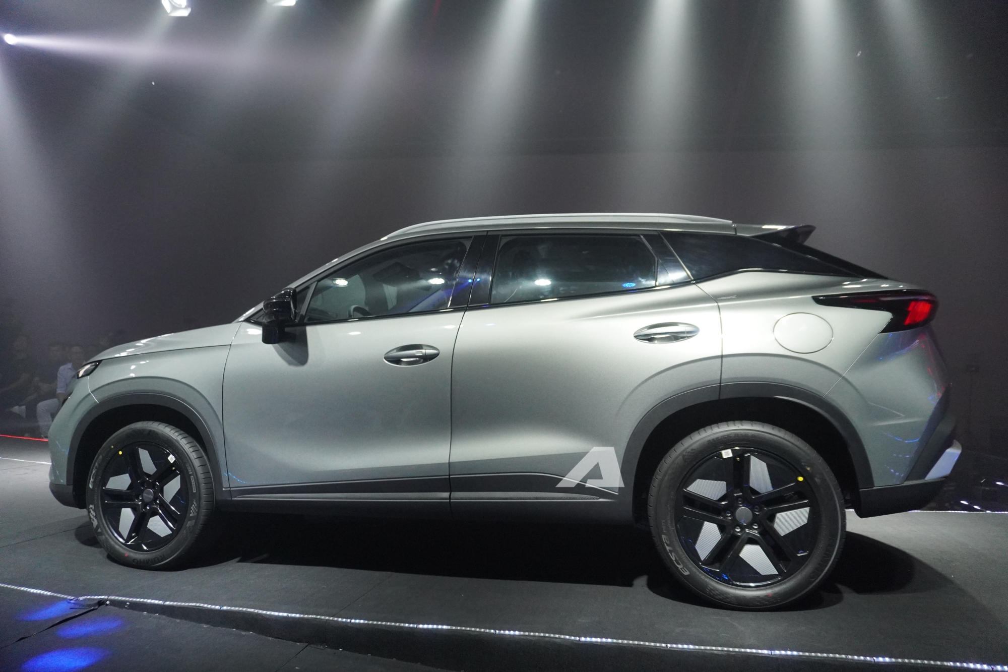 So sánh 2 phiên bản Omoda C5 SHS vừa ra mắt người Việt: Chênh 80 triệu đồng, đánh đổi tiện nghi và ADAS- Ảnh 2. So sánh 2 phiên bản Omoda C5 SHS vừa ra mắt người Việt: Chênh 80 triệu đồng, đánh đổi tiện nghi và ADAS- Ảnh 2.