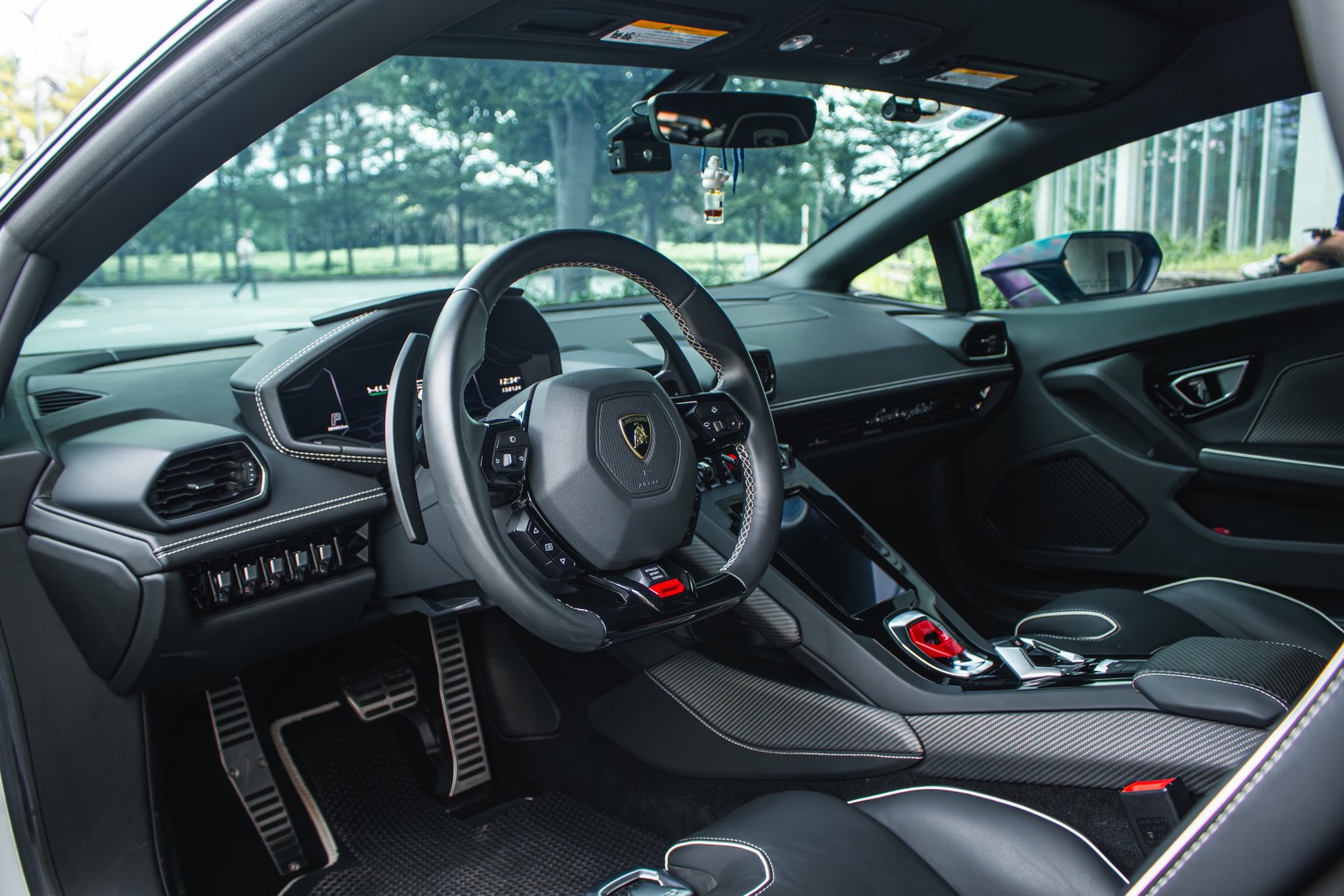 Lamborghini Huracan Evo RWD độc nhất Việt Nam b&aacute;n lại: Gi&aacute; 16,8 tỷ đồng, mỗi năm chạy chưa đến 2.000km, cho &lsquo;d&acirc;n chơi&rsquo; th&iacute;ch drift- Ảnh 4.