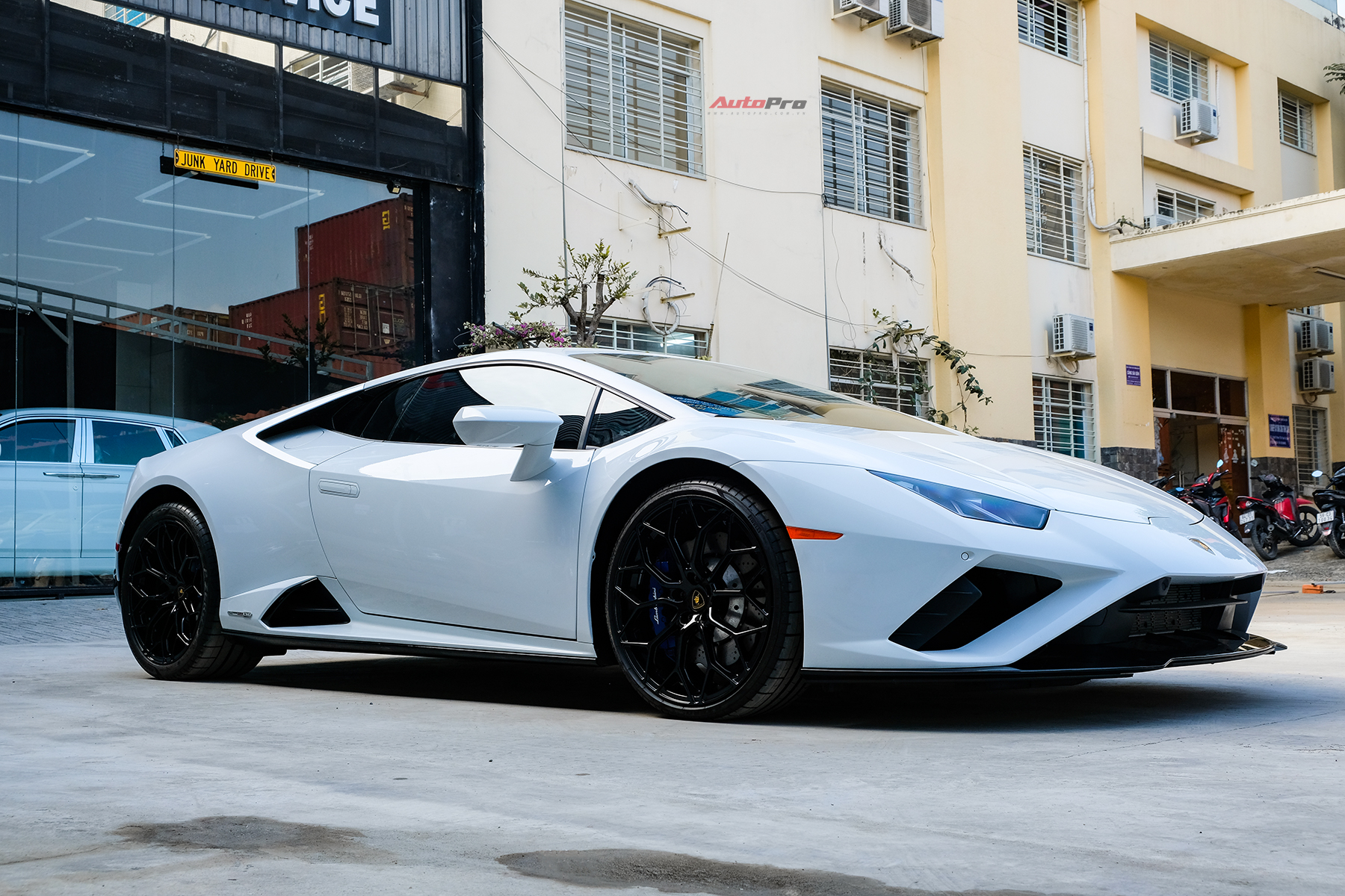 Lamborghini Huracan Evo RWD độc nhất Việt Nam b&aacute;n lại: Gi&aacute; 16,8 tỷ đồng, mỗi năm chạy chưa đến 2.000km, cho &lsquo;d&acirc;n chơi&rsquo; th&iacute;ch drift- Ảnh 1.