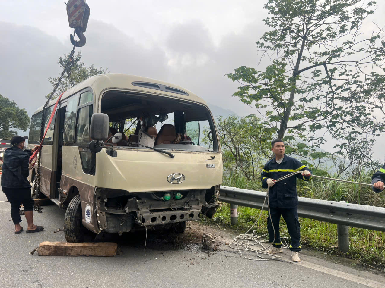 Vụ xe kh&aacute;ch chở đo&agrave;n nh&acirc;n vi&ecirc;n ng&acirc;n h&agrave;ng lao xuống vực: Chiếc xe kh&ocirc;ng bị rơi s&acirc;u nhờ yếu tố n&agrave;o?- Ảnh 3.
