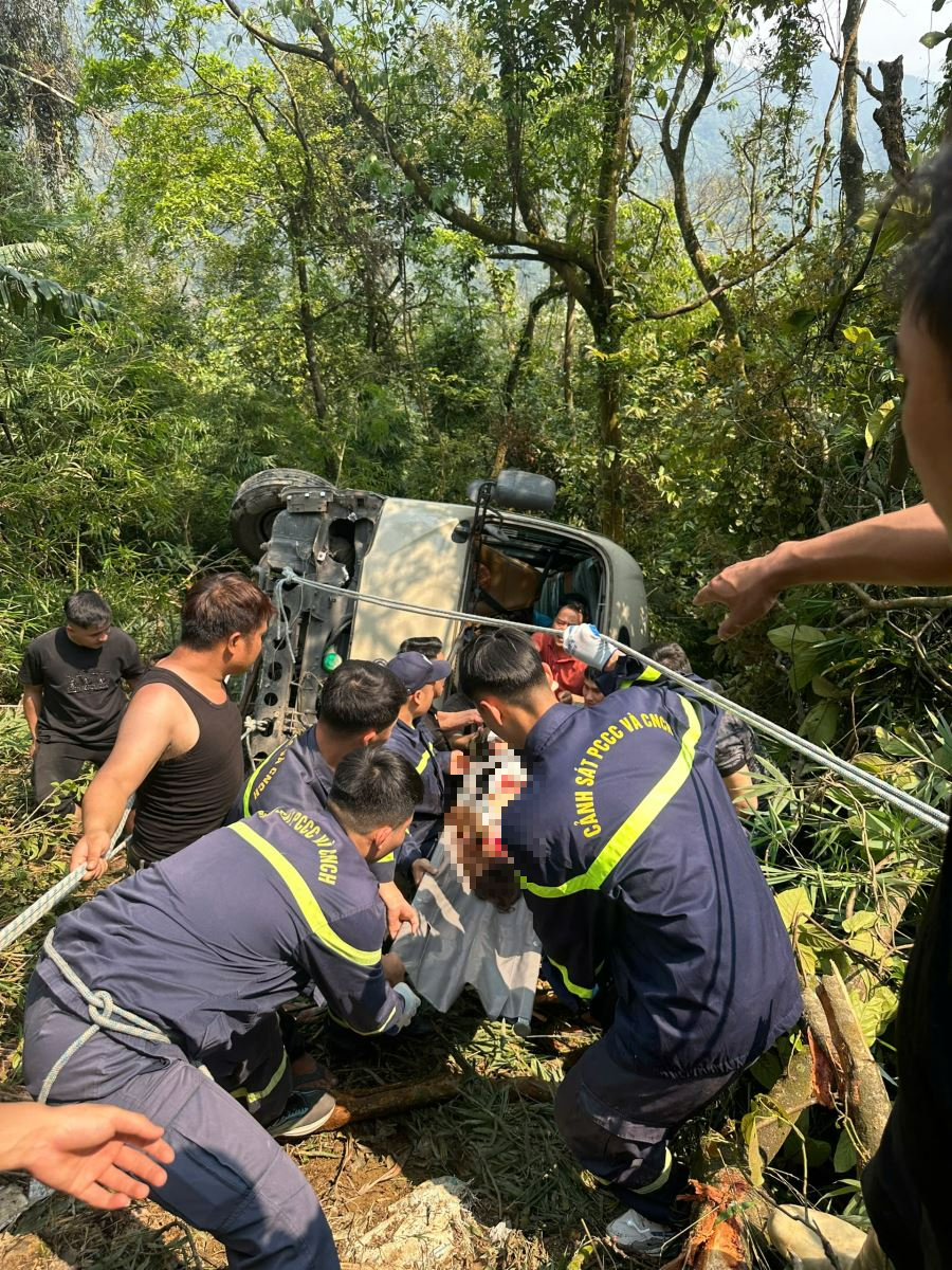 Vụ xe kh&aacute;ch chở đo&agrave;n nh&acirc;n vi&ecirc;n ng&acirc;n h&agrave;ng lao xuống vực: Chiếc xe kh&ocirc;ng bị rơi s&acirc;u nhờ yếu tố n&agrave;o?- Ảnh 1.