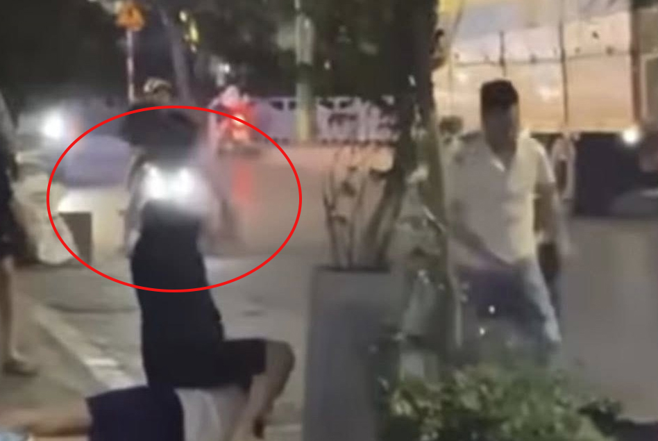 Vụ nam sinh 19 tuổi bị đ&aacute;nh d&atilde; man tr&ecirc;n phố H&agrave; Nội: Gia đ&igrave;nh đối tượng h&agrave;nh hung muốn xin lỗi, thăm hỏi- Ảnh 3.