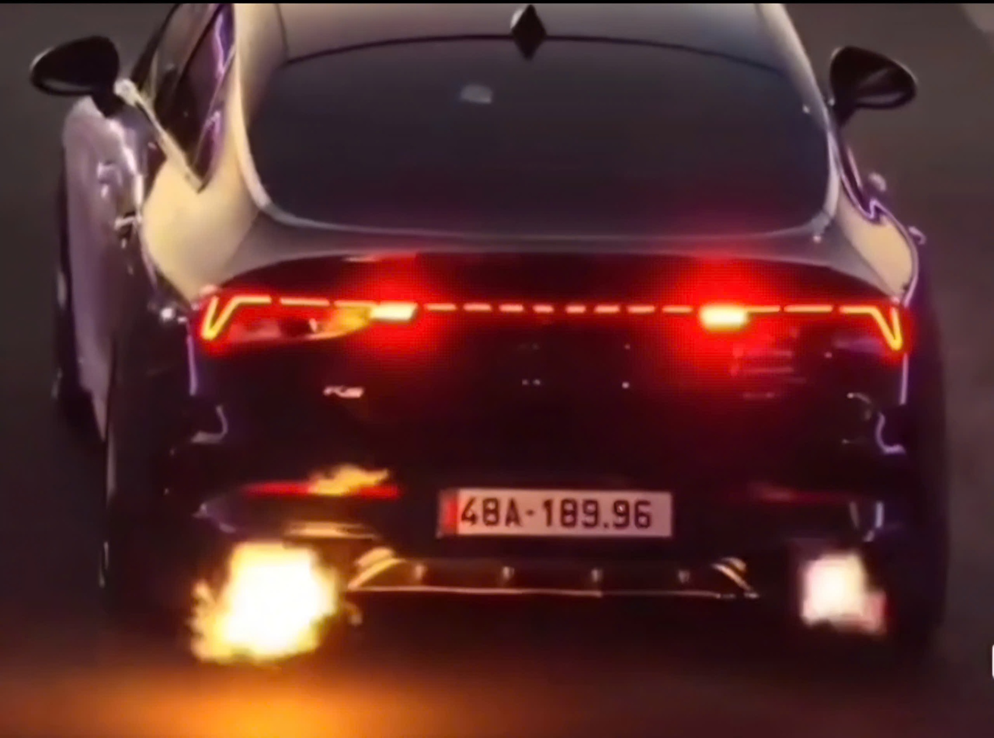 CLIP: Xe con phun lửa khi đang chạy, cộng đồng mạng x&ocirc;n xao- Ảnh 1.