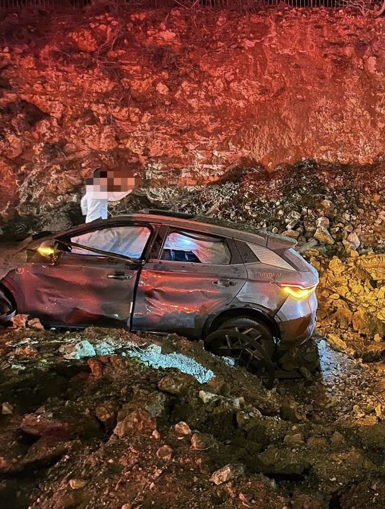 BYD Atto 3 chỉ bung t&uacute;i kh&iacute;, hư hỏng b&ecirc;n ngo&agrave;i sau khi 'd&iacute;nh' rocket tại Isarel: 5 người tr&ecirc;n xe sống s&oacute;t, pin kh&ocirc;ng ch&aacute;y- Ảnh 2.