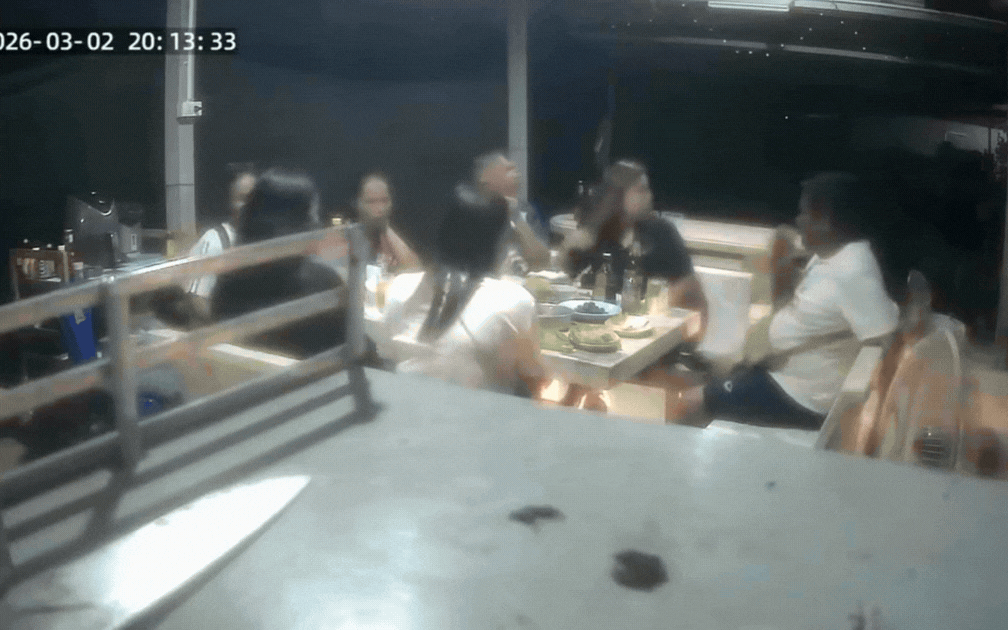 Người đ&agrave;n &ocirc;ng đ&acirc;m xe kinh ho&agrave;ng v&agrave;o b&agrave;n nhậu của vợ cũ- Ảnh 1.