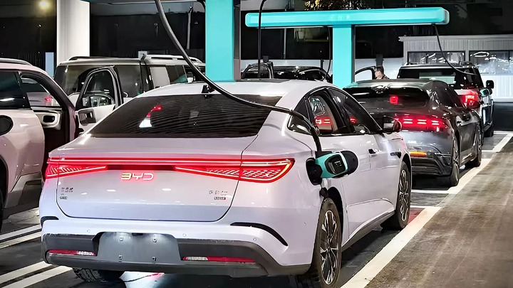 BYD thử nghiệm trạm sạc si&ecirc;u nhanh, nạp điện nhanh như đổ xăng- Ảnh 1.