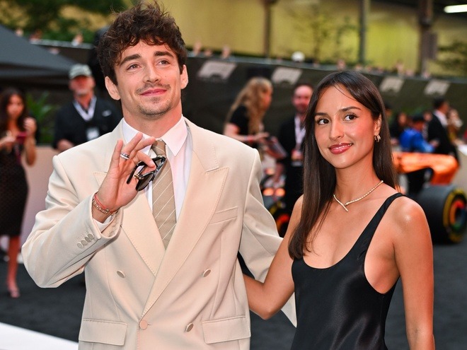 C&ocirc; d&acirc;u hot nhất to&agrave;n cầu ngồi si&ecirc;u xe 300 tỷ về dinh: Mặt thi&ecirc;n thần body &aacute;c quỷ, mặc đẹp đến nỗi mỗi khung h&igrave;nh đều h&oacute;a b&igrave;a magazine- Ảnh 11.