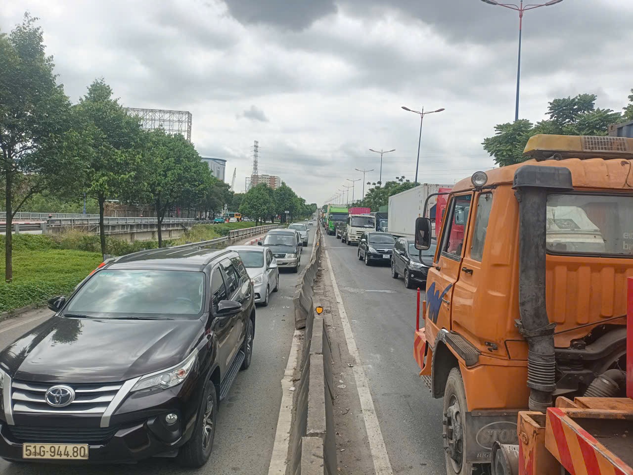 Xe container đang dừng đ&egrave;n đỏ th&igrave; bị t&ocirc;ng, g&acirc;y &ugrave;n tắc hơn 1 km- Ảnh 2.