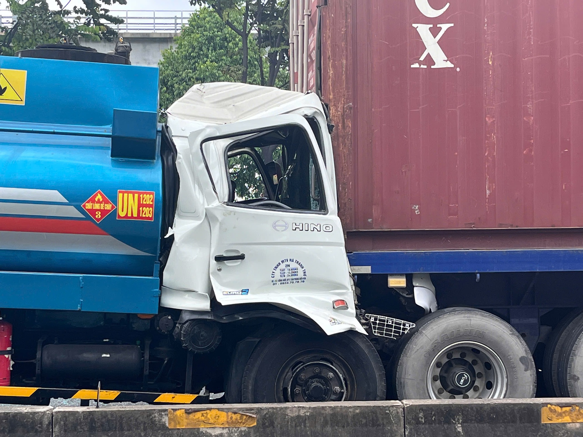 Xe container đang dừng đ&egrave;n đỏ th&igrave; bị t&ocirc;ng, g&acirc;y &ugrave;n tắc hơn 1 km- Ảnh 1.