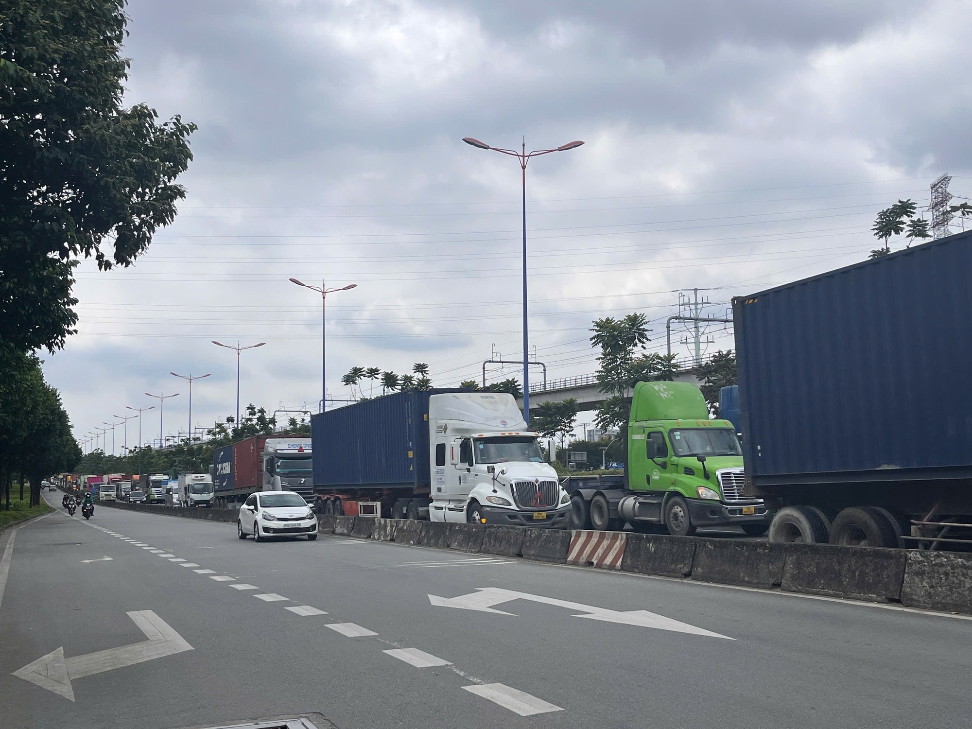 Xe container đang dừng đ&egrave;n đỏ th&igrave; bị t&ocirc;ng, g&acirc;y &ugrave;n tắc hơn 1 km- Ảnh 3.