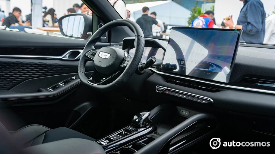 Geely Coolray facelift bất ngờ được bắt gặp ở Việt Nam: Thiết kế mới, m&agrave;n h&igrave;nh to như laptop, động cơ mạnh hơn- Ảnh 7.