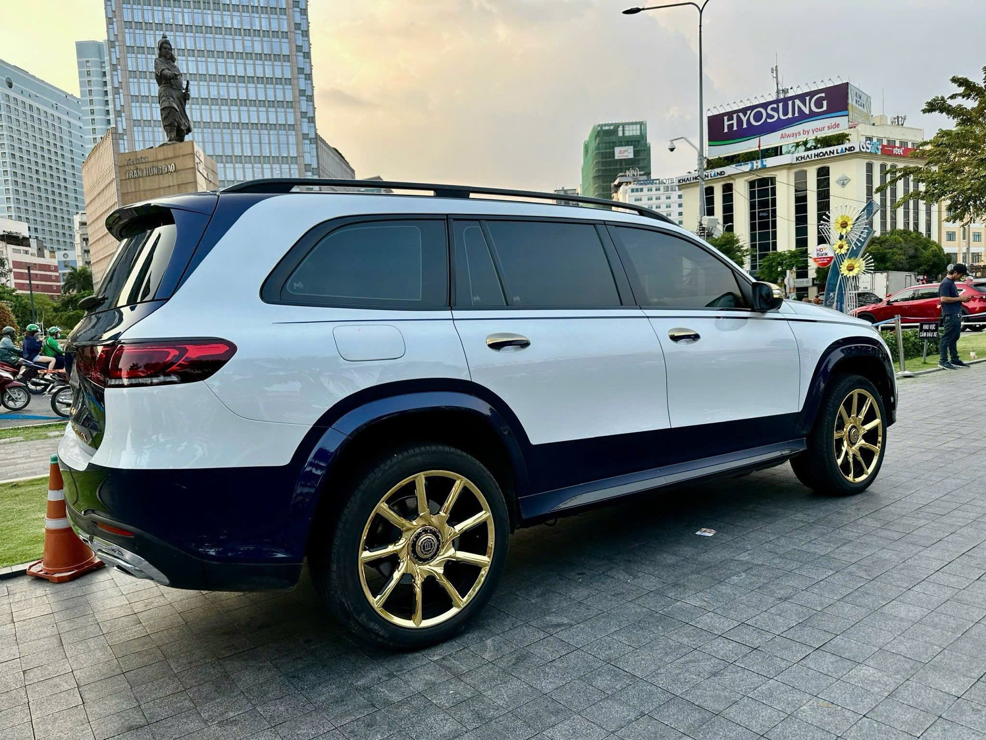 Chiếc Mercedes-Benz GLS 450 n&agrave;y k&eacute;n người nhưng đổi lại đủ nổi bật v&agrave; hiếm: Độ tổng cộng hết 5 tỷ, mạ v&agrave;ng hết 3 tỷ m&agrave; b&aacute;n lại 'chỉ' 4 tỷ đồng- Ảnh 4.