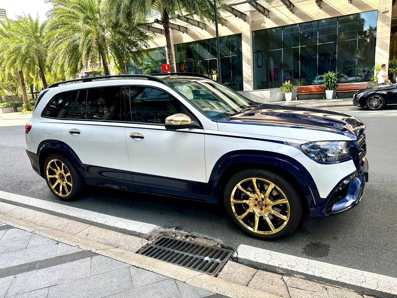 Chiếc Mercedes-Benz GLS 450 n&agrave;y k&eacute;n người nhưng đổi lại đủ nổi bật v&agrave; hiếm: Độ tổng cộng hết 5 tỷ, mạ v&agrave;ng hết 3 tỷ m&agrave; b&aacute;n lại 'chỉ' 4 tỷ đồng- Ảnh 3.
