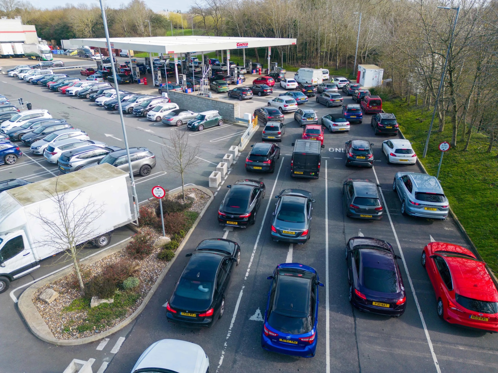 Đứng xếp h&agrave;ng d&agrave;i 30 ph&uacute;t chỉ để mua xăng trước khi tăng gi&aacute;, đ&acirc;y l&agrave; số tiền chủ xe c&oacute; thể tiết kiệm được mỗi lần đổ- Ảnh 4.