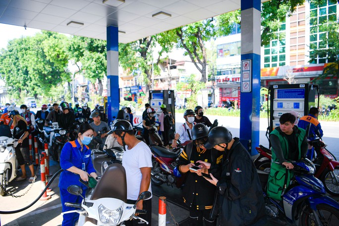 Gi&aacute; xăng dầu tăng rất mạnh, c&oacute; mặt h&agrave;ng tăng tới hơn 7.100 đồng/l&iacute;t- Ảnh 1.