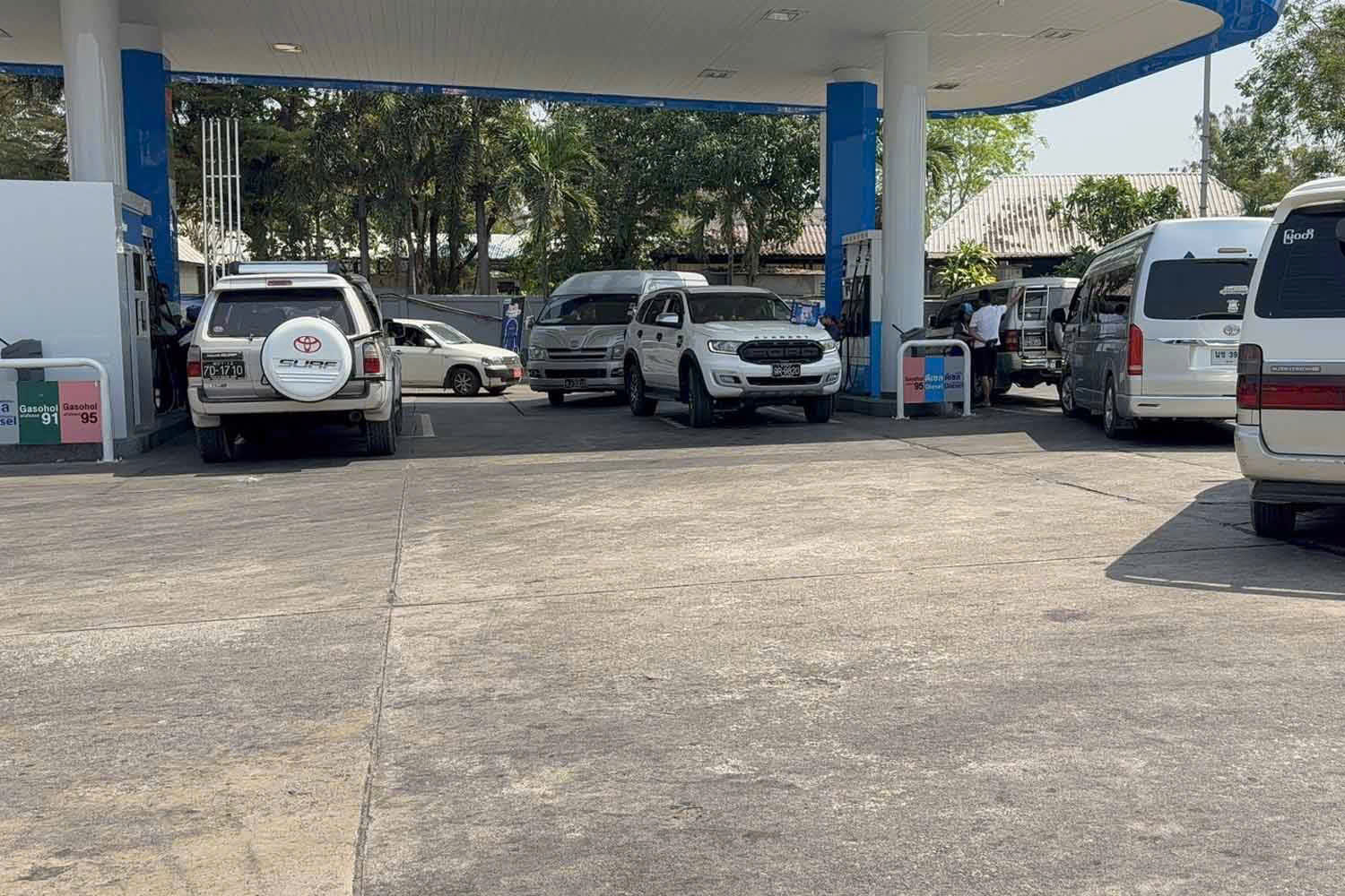 Gi&aacute; xăng nhiều nơi tr&ecirc;n thế giới tăng vọt, người d&acirc;n xếp h&agrave;ng d&agrave;i chờ đổ- Ảnh 7.