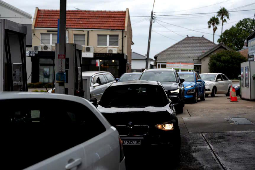 Gi&aacute; xăng nhiều nơi tr&ecirc;n thế giới tăng vọt, người d&acirc;n xếp h&agrave;ng d&agrave;i chờ đổ- Ảnh 5.