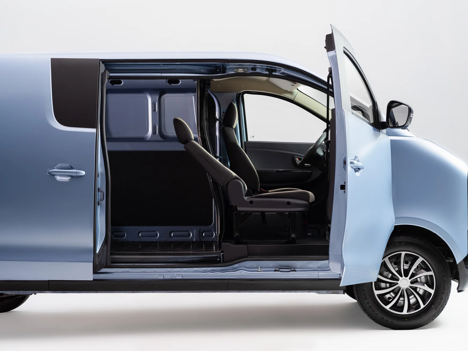 Xe điện lạ bất ngờ xuất hiện trong nh&agrave; m&aacute;y &ocirc; t&ocirc; ở Huế của h&atilde;ng Việt: Đi bao xa, gi&aacute; thế n&agrave;o?- Ảnh 3.