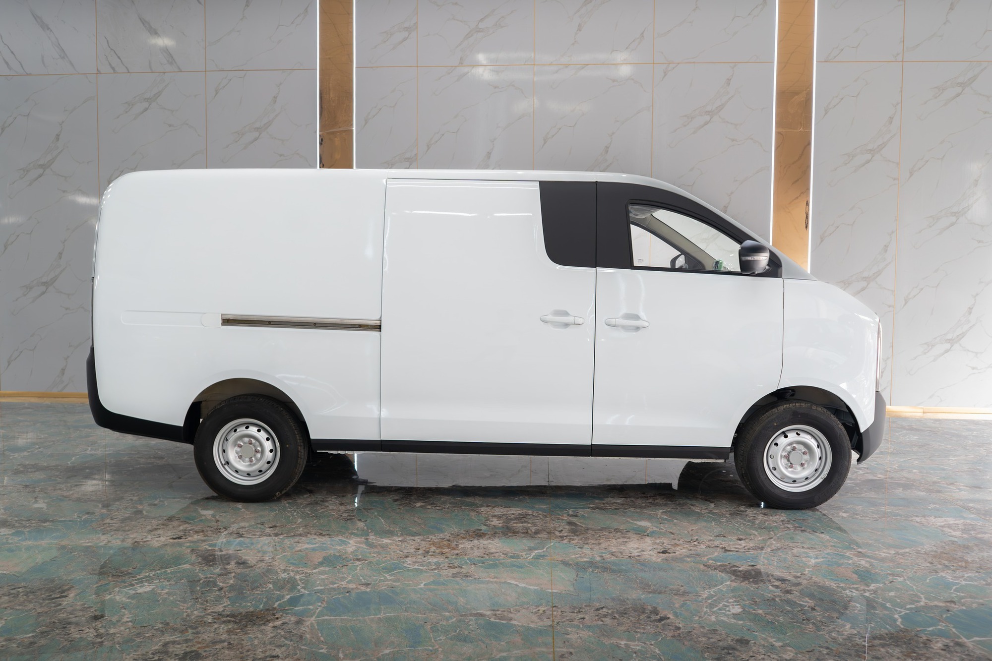 Xe điện lạ bất ngờ xuất hiện trong nh&agrave; m&aacute;y &ocirc; t&ocirc; ở Huế của h&atilde;ng Việt: Đi bao xa, gi&aacute; thế n&agrave;o?- Ảnh 7.