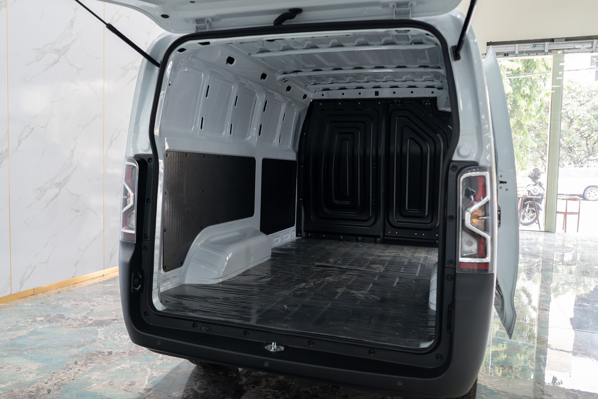 Xe điện lạ bất ngờ xuất hiện trong nh&agrave; m&aacute;y &ocirc; t&ocirc; ở Huế của h&atilde;ng Việt: Đi bao xa, gi&aacute; thế n&agrave;o?- Ảnh 9.